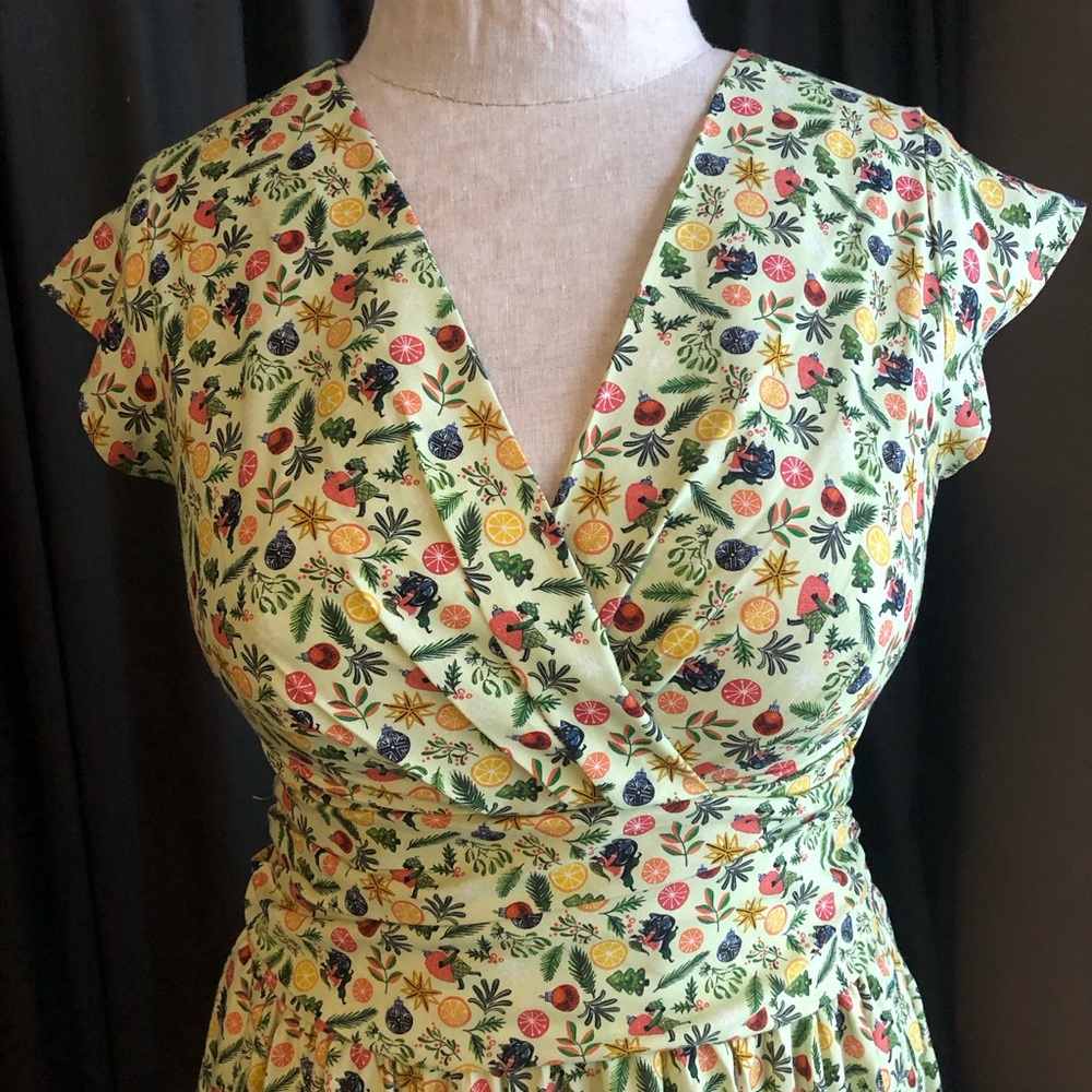 NWT Retrolicious Green subtle Christmas 🎄 print fit & flare 50’s style dress
